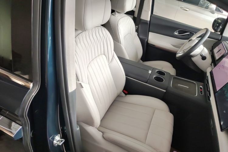Used VOYAH Dream 2025 PHEV Four-Wheel-Drive Flagship Kunpeng Edition Right Front Seat