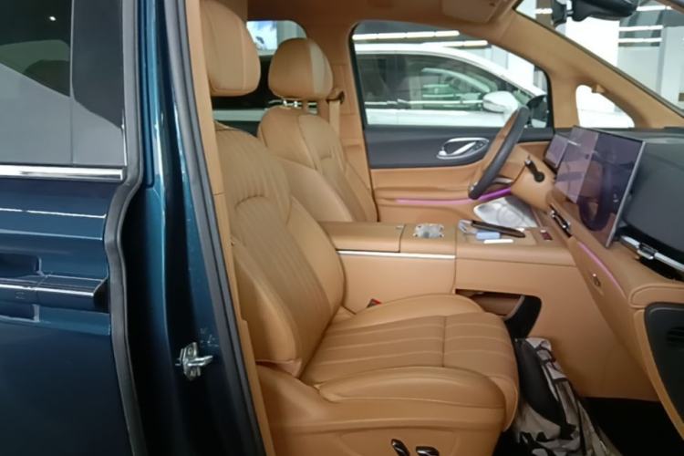 Used VOYAH Dream 2025 PHEV Four-Wheel-Drive Flagship Kunpeng Edition Right Front Seat