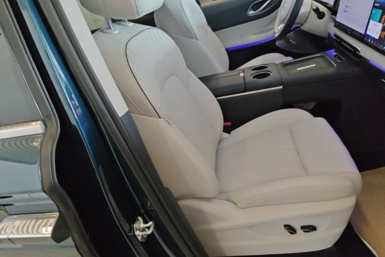 Used VOYAH Dream 2025 PHEV Four-Wheel-Drive Flagship Kunpeng Edition Right Front Seat