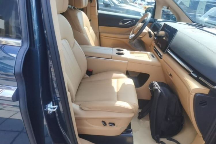 Used VOYAH Dream 2025 PHEV Four-Wheel Drive Prestige Qiankun Edition Right Front Seat