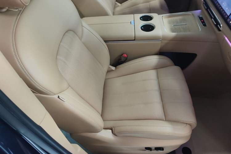 Used VOYAH Dream 2025 PHEV Four-Wheel Drive Prestige Kunpeng Edition Right Front Seat