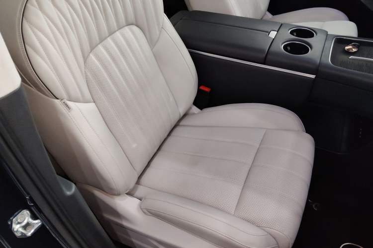 Used VOYAH Dream 2025 PHEV Four-Wheel-Drive Flagship Kunpeng Edition Right Front Seat