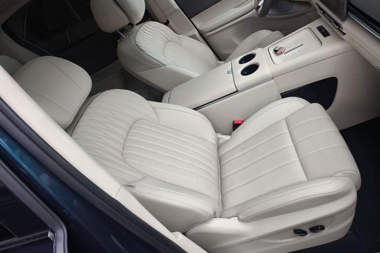 Used VOYAH Dream 2025 PHEV Four-Wheel-Drive Flagship Version – Qiankun Edition Right Front Seat