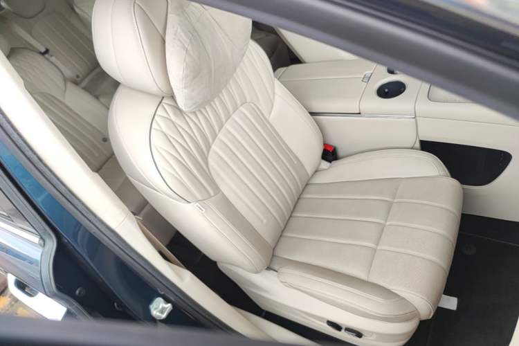 Used VOYAH Dream 2025 PHEV Four-Wheel-Drive Flagship Kunpeng Edition Right Front Seat