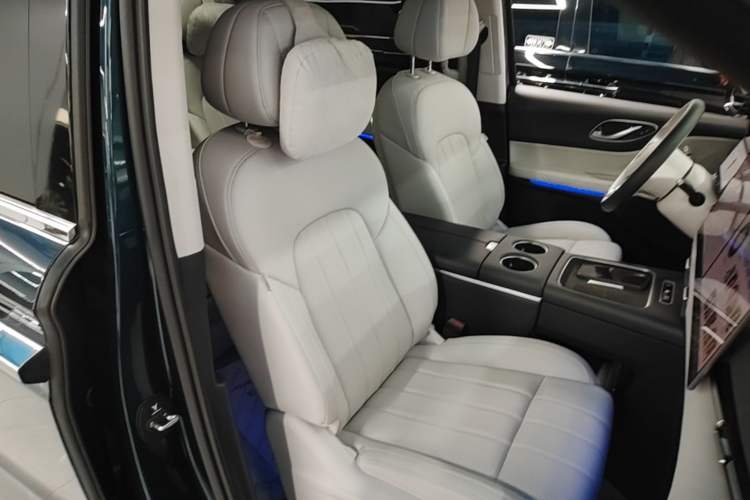 Used VOYAH Dream 2025 PHEV Four-Wheel Drive Excellence Kunpeng Edition Right Front Seat