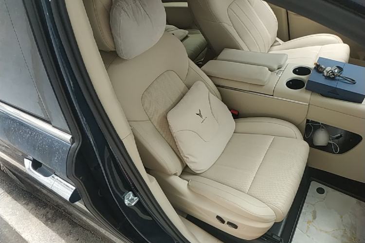 Used VOYAH Dream 2025 PHEV Four-Wheel Drive Prestige Kunpeng Edition Right Front Seat