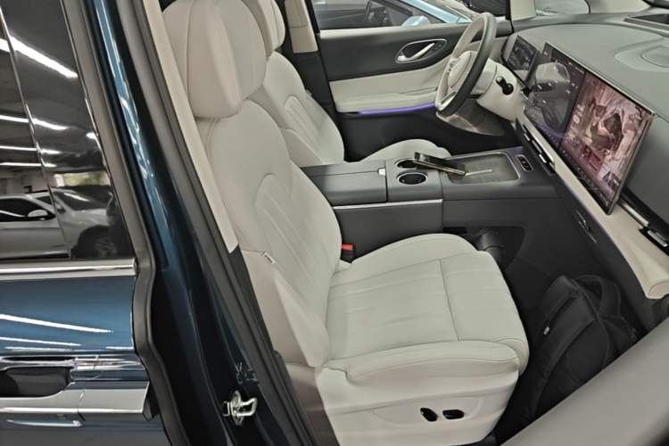 Used VOYAH Dream 2025 PHEV Four-Wheel Drive Prestige Kunpeng Edition Right Front Seat