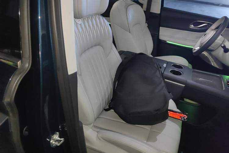 Used VOYAH Dream 2025 PHEV Four-Wheel-Drive Flagship Kunpeng Edition Right Front Seat