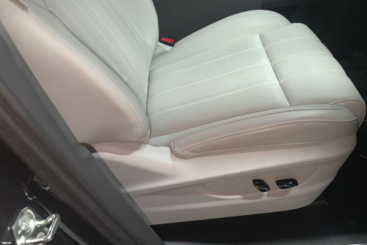Used VOYAH Dream 2025 PHEV Four-Wheel-Drive Flagship Kunpeng Edition Right Front Seat