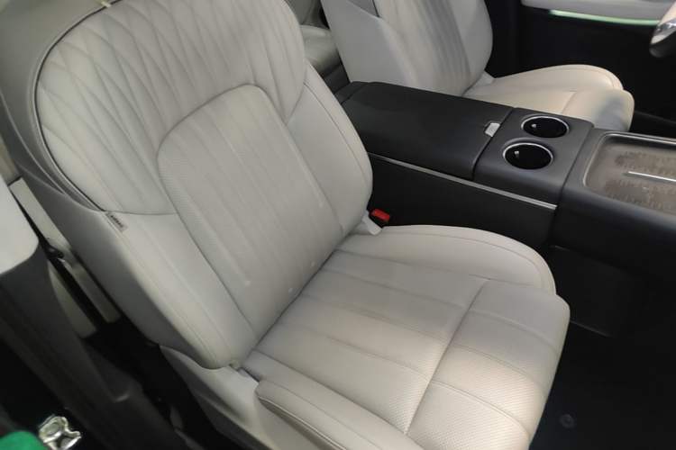 Used VOYAH Dream 2025 PHEV Four-Wheel-Drive Flagship Kunpeng Edition Right Front Seat