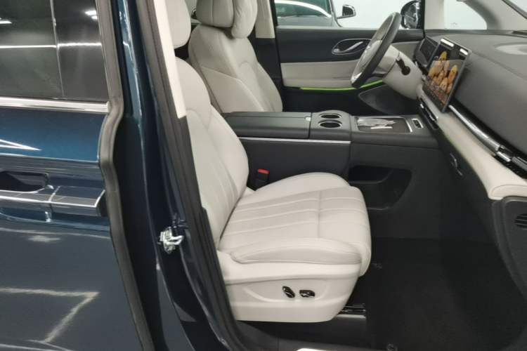 Used VOYAH Dream 2025 PHEV Four-Wheel Drive Prestige Qiankun Edition Right Front Seat