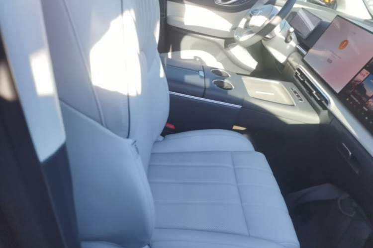 Used VOYAH Dream 2025 PHEV Four-Wheel-Drive Flagship Kunpeng Edition Right Front Seat