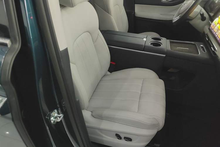 Used VOYAH Dream 2025 PHEV Four-Wheel Drive Excellence Qiankun Edition Right Front Seat