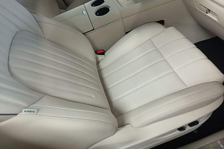 Used VOYAH Dream 2025 PHEV Four-Wheel-Drive Flagship Kunpeng Edition Right Front Seat