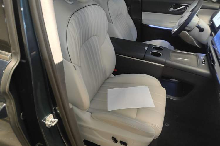 Used VOYAH Dream 2025 PHEV Four-Wheel-Drive Flagship Kunpeng Edition Right Front Seat