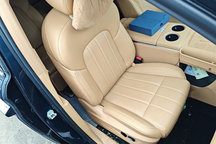 Used VOYAH Dream 2025 PHEV Four-Wheel Drive Prestige Kunpeng Edition Right Front Seat