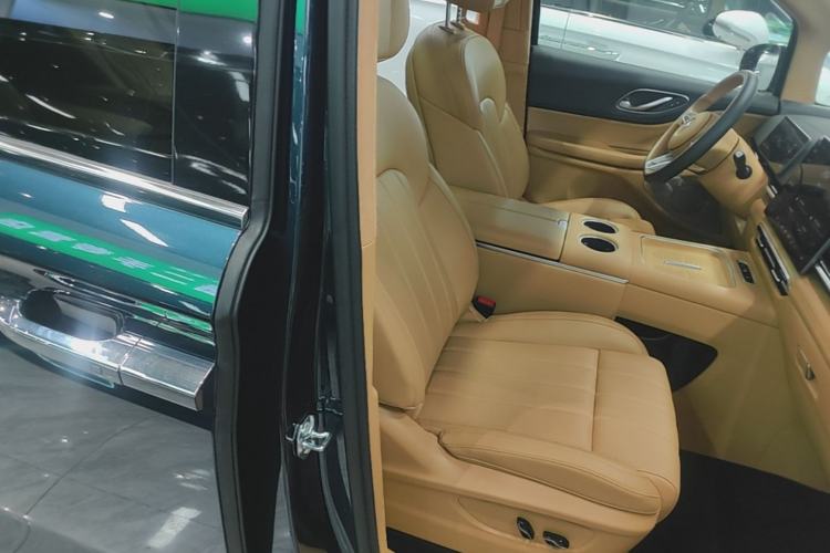 Used VOYAH Dream 2025 PHEV Four-Wheel Drive Prestige Qiankun Edition Right Front Seat
