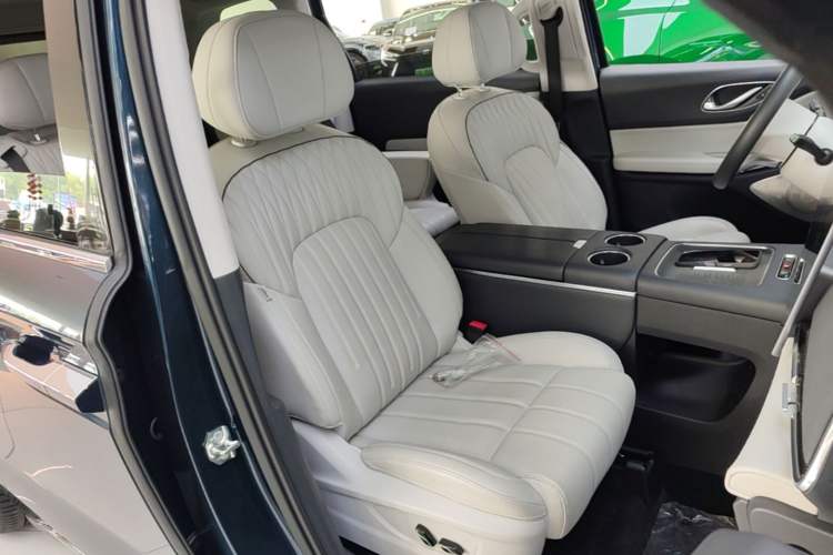 Used VOYAH Dream 2025 PHEV Four-Wheel-Drive Flagship Kunpeng Edition Right Front Seat