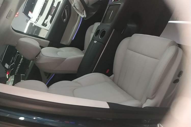 Used VOYAH Dream 2025 PHEV Four-Wheel-Drive Flagship Kunpeng Edition Right Front Seat