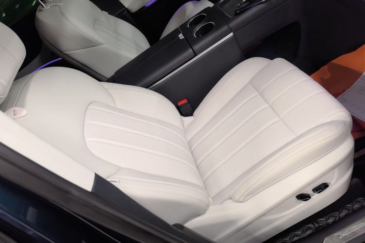 Used VOYAH Dream 2025 PHEV Four-Wheel Drive Prestige Kunpeng Edition Right Front Seat