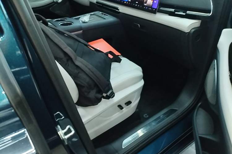 Used VOYAH Dream 2025 PHEV Four-Wheel-Drive Flagship Kunpeng Edition Right Front Seat