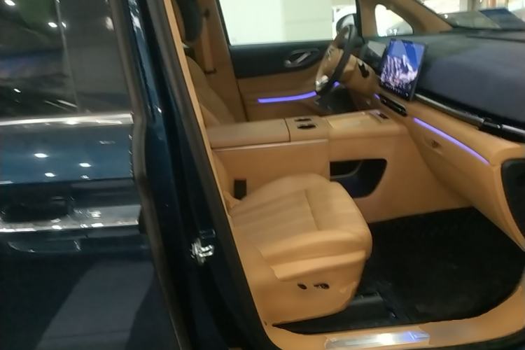 Used VOYAH Dream 2025 PHEV Four-Wheel Drive Prestige Qiankun Edition Right Front Seat