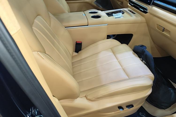 Used VOYAH Dream 2025 PHEV Four-Wheel Drive Prestige Qiankun Edition Right Front Seat