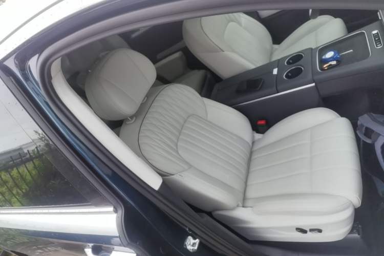 Used VOYAH Dream 2025 PHEV Four-Wheel-Drive Flagship Kunpeng Edition Right Front Seat