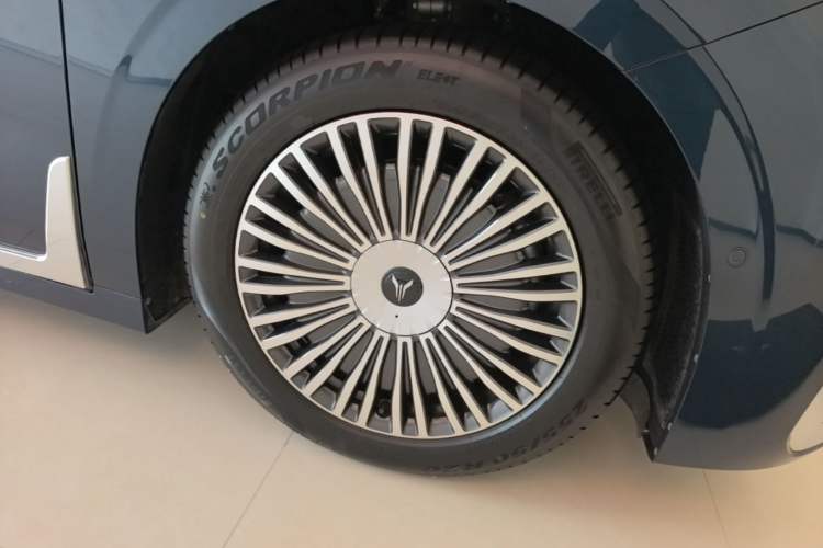 Used VOYAH Dream 2025 PHEV Four-Wheel-Drive Flagship Kunpeng Edition Right Front Wheel Hub