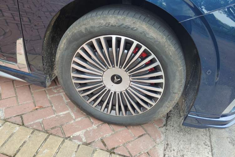Used VOYAH Dream 2025 PHEV Four-Wheel Drive Prestige Kunpeng Edition Right Front Wheel Hub