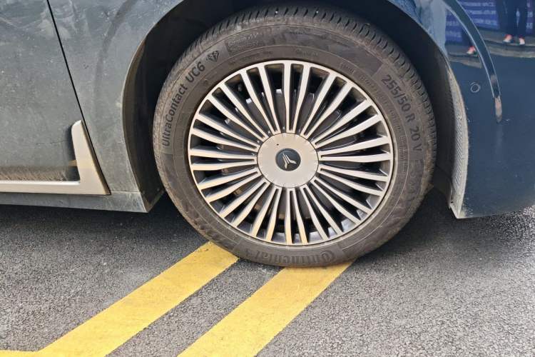 Used VOYAH Dream 2025 PHEV Four-Wheel Drive Excellence Kunpeng Edition Right Front Wheel Hub