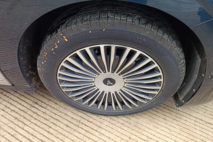Used VOYAH Dream 2025 PHEV Four-Wheel-Drive Flagship Kunpeng Edition Right Front Wheel Hub