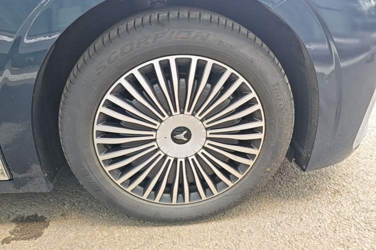 Used VOYAH Dream 2025 PHEV Four-Wheel-Drive Flagship Version – Qiankun Edition Right Front Wheel Hub