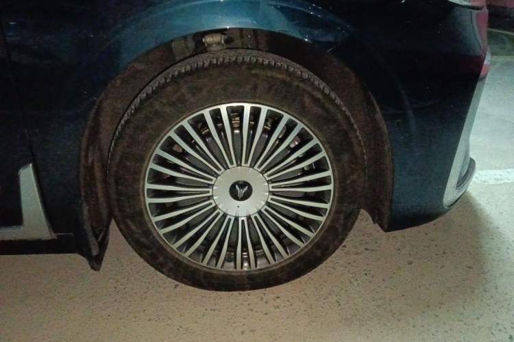 Used VOYAH Dream 2025 PHEV Four-Wheel Drive Prestige Kunpeng Edition Right Front Wheel Hub