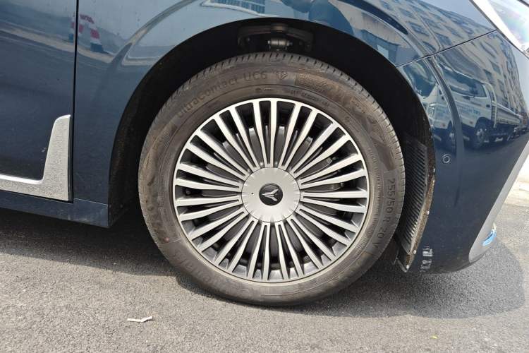 Used VOYAH Dream 2025 PHEV Four-Wheel Drive Excellence Kunpeng Edition Right Front Wheel Hub