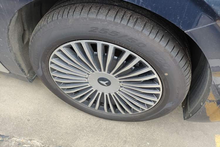 Used VOYAH Dream 2025 PHEV Four-Wheel-Drive Flagship Kunpeng Edition Right Front Wheel Hub