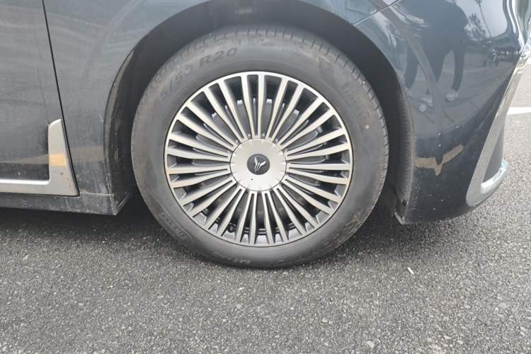 Used VOYAH Dream 2025 PHEV Four-Wheel-Drive Flagship Kunpeng Edition Right Front Wheel Hub