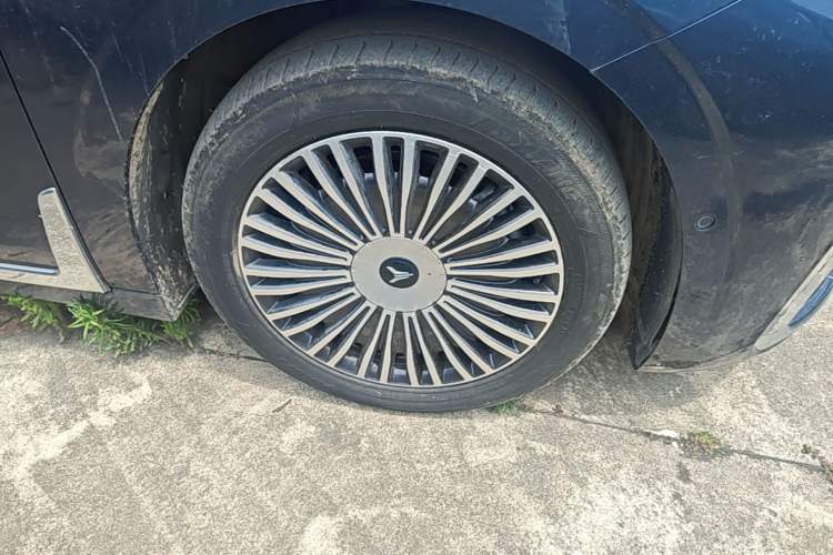 Used VOYAH Dream 2025 PHEV Four-Wheel-Drive Flagship Kunpeng Edition Right Front Wheel Hub