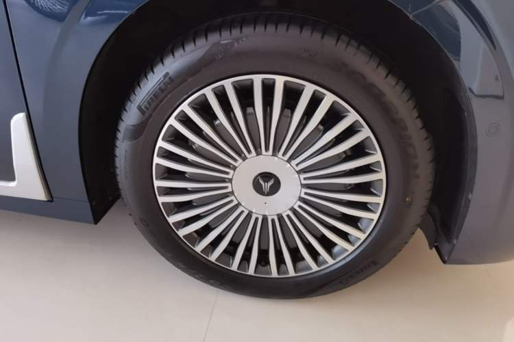 Used VOYAH Dream 2025 PHEV Four-Wheel Drive Prestige Qiankun Edition Right Front Wheel Hub