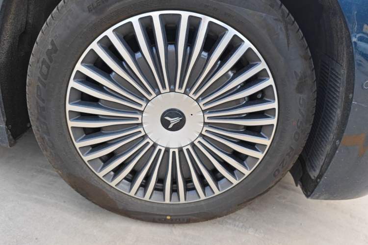 Used VOYAH Dream 2025 PHEV Four-Wheel Drive Prestige Kunpeng Edition Right Front Wheel Hub