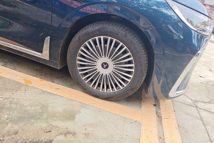 Used VOYAH Dream 2025 PHEV Four-Wheel-Drive Flagship Version – Qiankun Edition Right Front Wheel Hub