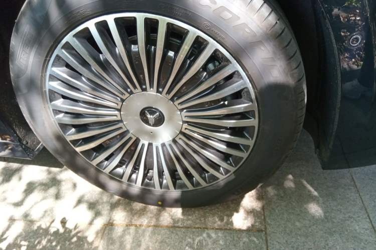 Used VOYAH Dream 2025 PHEV Four-Wheel Drive Excellence Kunpeng Edition Right Front Wheel Hub