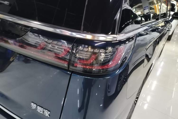 Used VOYAH Dream 2025 PHEV Four-Wheel Drive Excellence Kunpeng Edition Right Rear Taillight