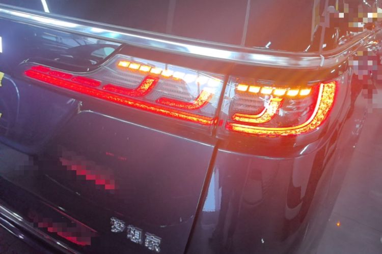 Used VOYAH Dream 2025 PHEV Four-Wheel-Drive Flagship Kunpeng Edition Right Rear Taillight
