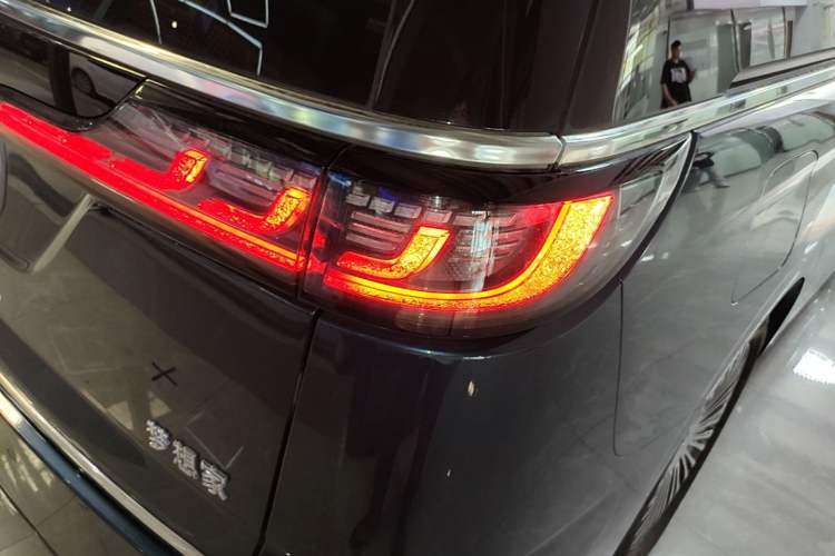 Used VOYAH Dream 2025 PHEV Four-Wheel-Drive Flagship Kunpeng Edition Right Rear Taillight