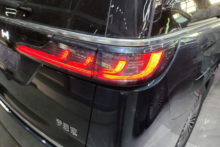 Used VOYAH Dream 2025 PHEV Four-Wheel-Drive Flagship Kunpeng Edition Right Rear Taillight