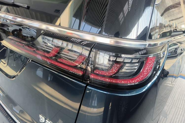 Used VOYAH Dream 2025 PHEV Four-Wheel-Drive Flagship Kunpeng Edition Right Rear Taillight