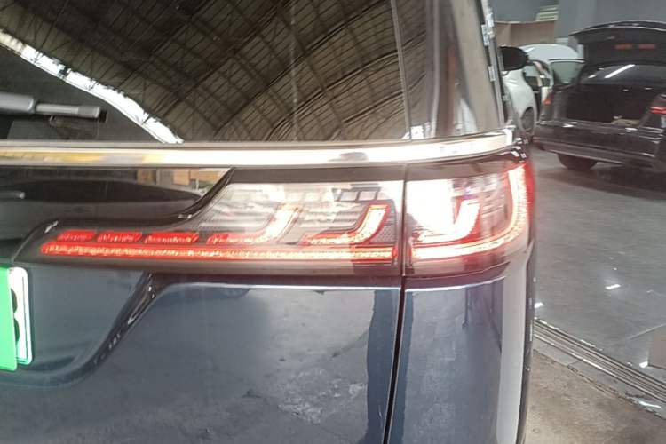 Used VOYAH Dream 2025 PHEV Four-Wheel Drive Prestige Qiankun Edition Right Rear Taillight