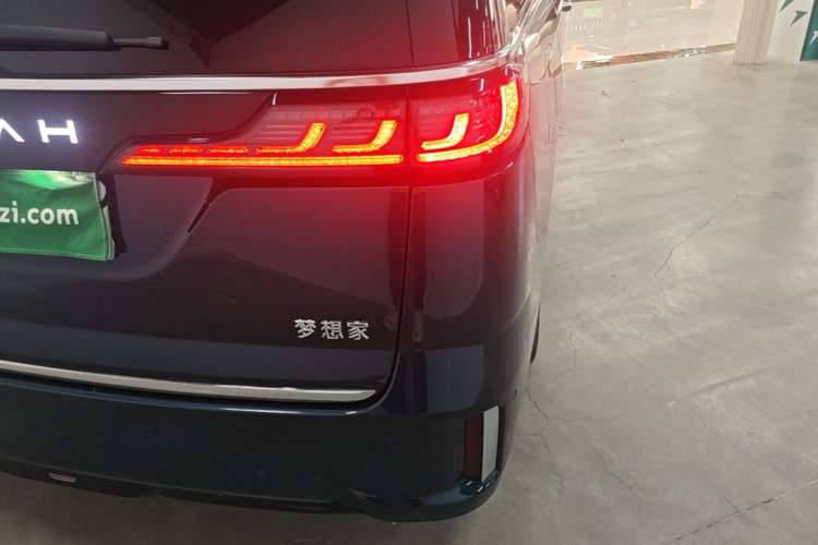 Used VOYAH Dream 2025 PHEV Four-Wheel-Drive Flagship Version – Qiankun Edition Right Rear Taillight