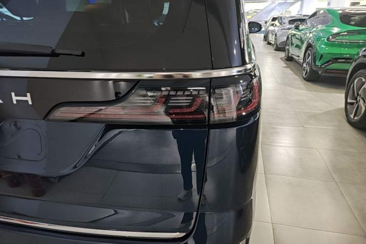 Used VOYAH Dream 2025 PHEV Four-Wheel-Drive Flagship Kunpeng Edition Right Rear Taillight